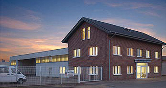 Beleuchtetes Hauptgebäude Elektrobau Garvert in Rhede